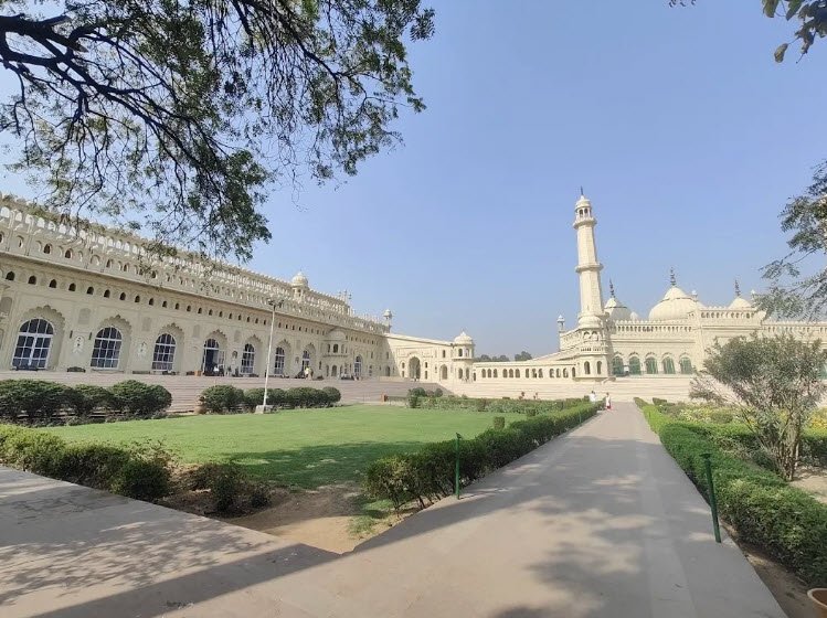 Sheesh Mahal, Lucknow, Uttar Pradesh - Vushii.com